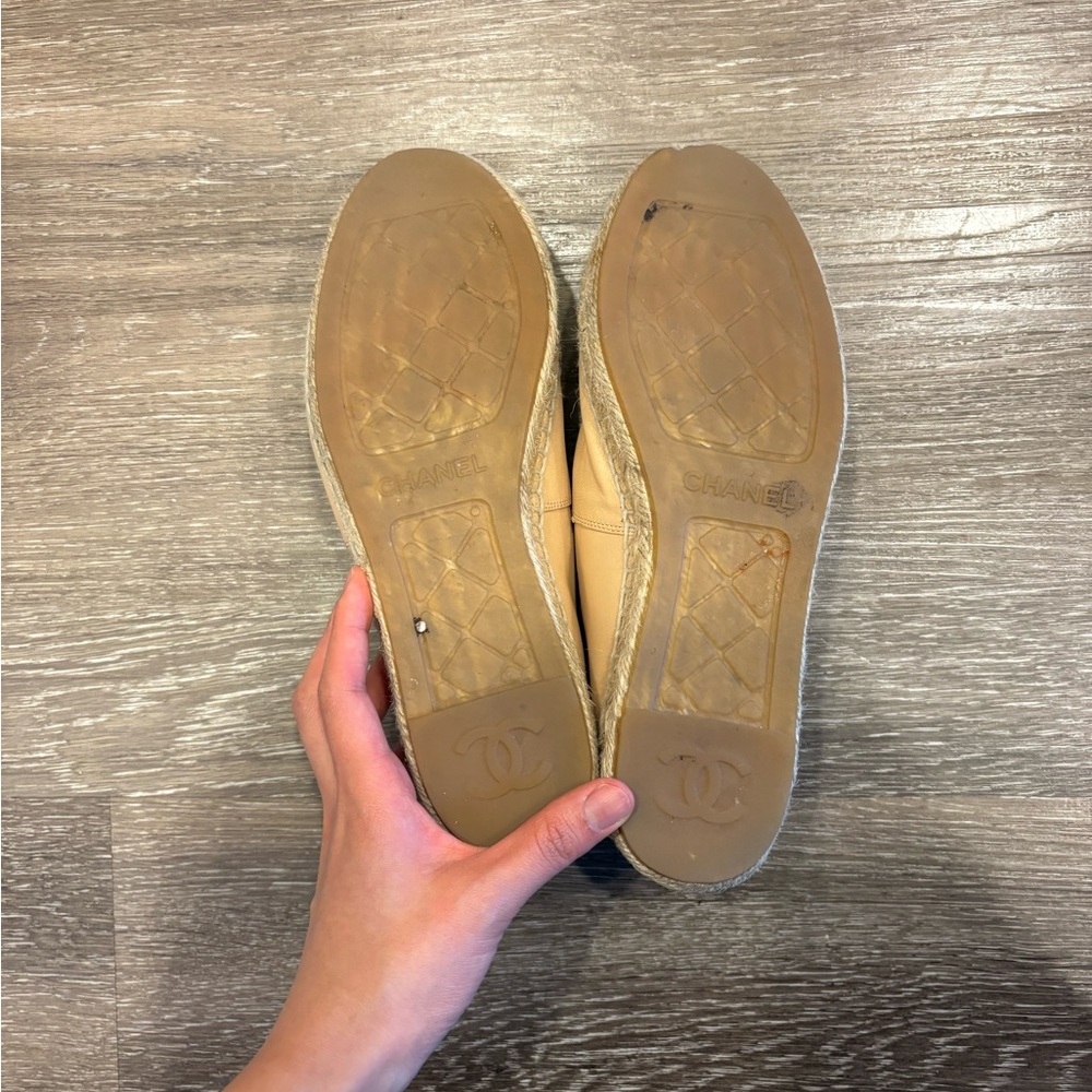 CHANEL Two-Tone Beige and Black Espadrilles - Picture 4 of 5